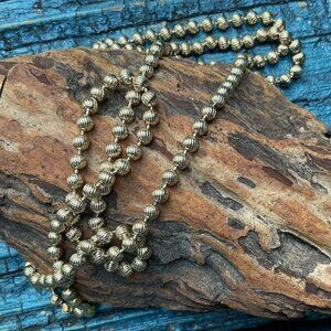 1970s Ribbed Beads Necklace – Subtle, Sculptural, Chic